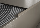 Perfil de remate de aluminio con acabado arena efecto piedra para escaleras y peldaños