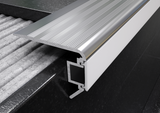 Profilo LED in alluminio per scale e gradini. Barra 2,5 m