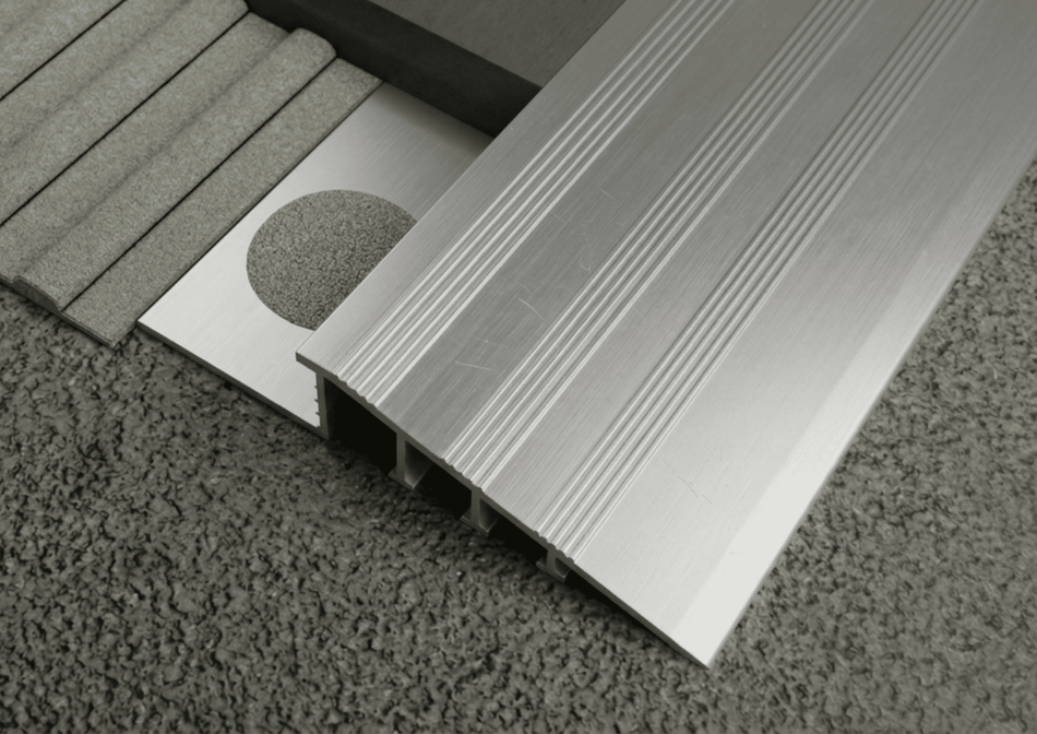 Profilé de finition rampe slim en aluminium pour sols. Barre de 3 m